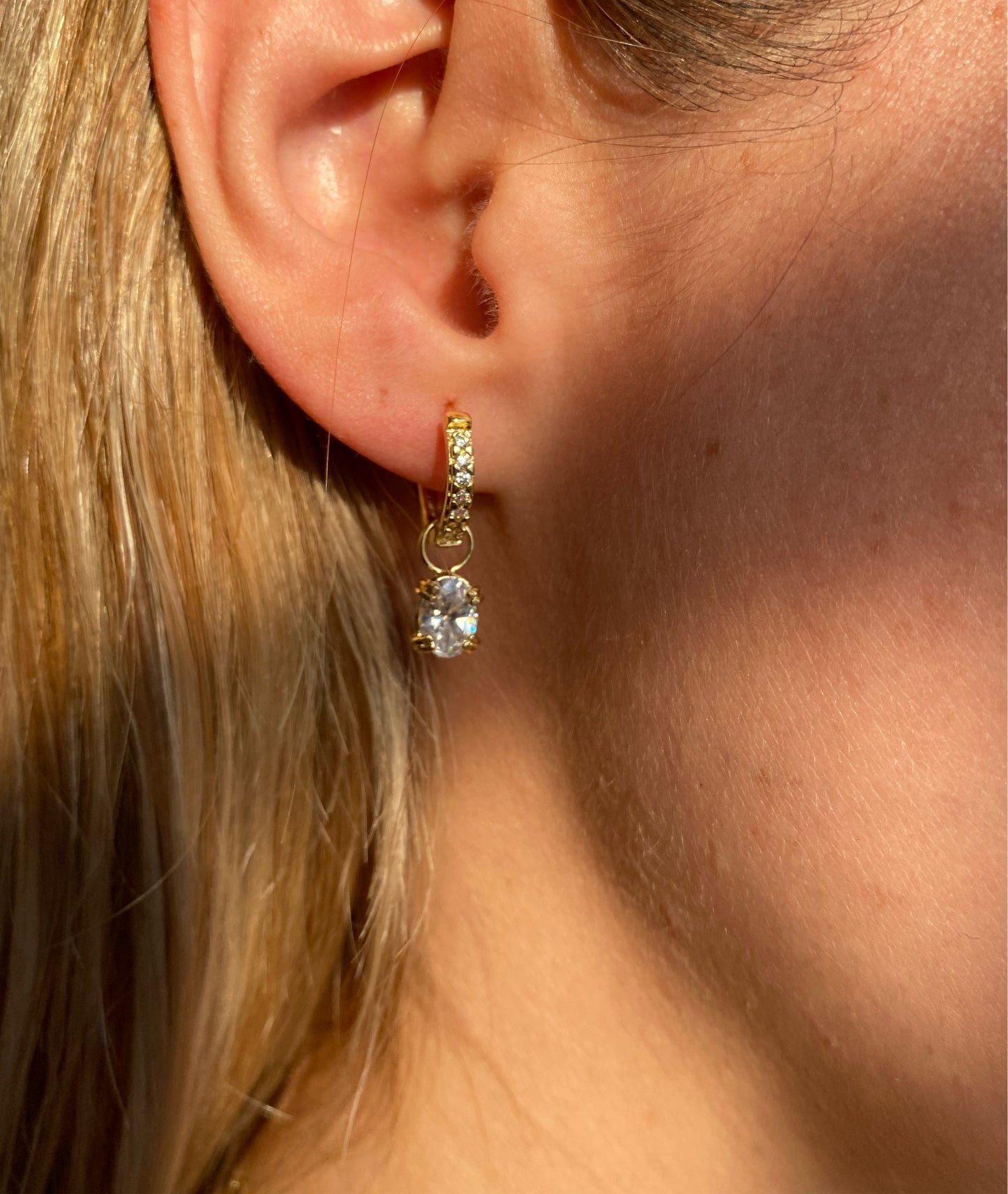 Aretes con charm LUX oro Deltum jewelry