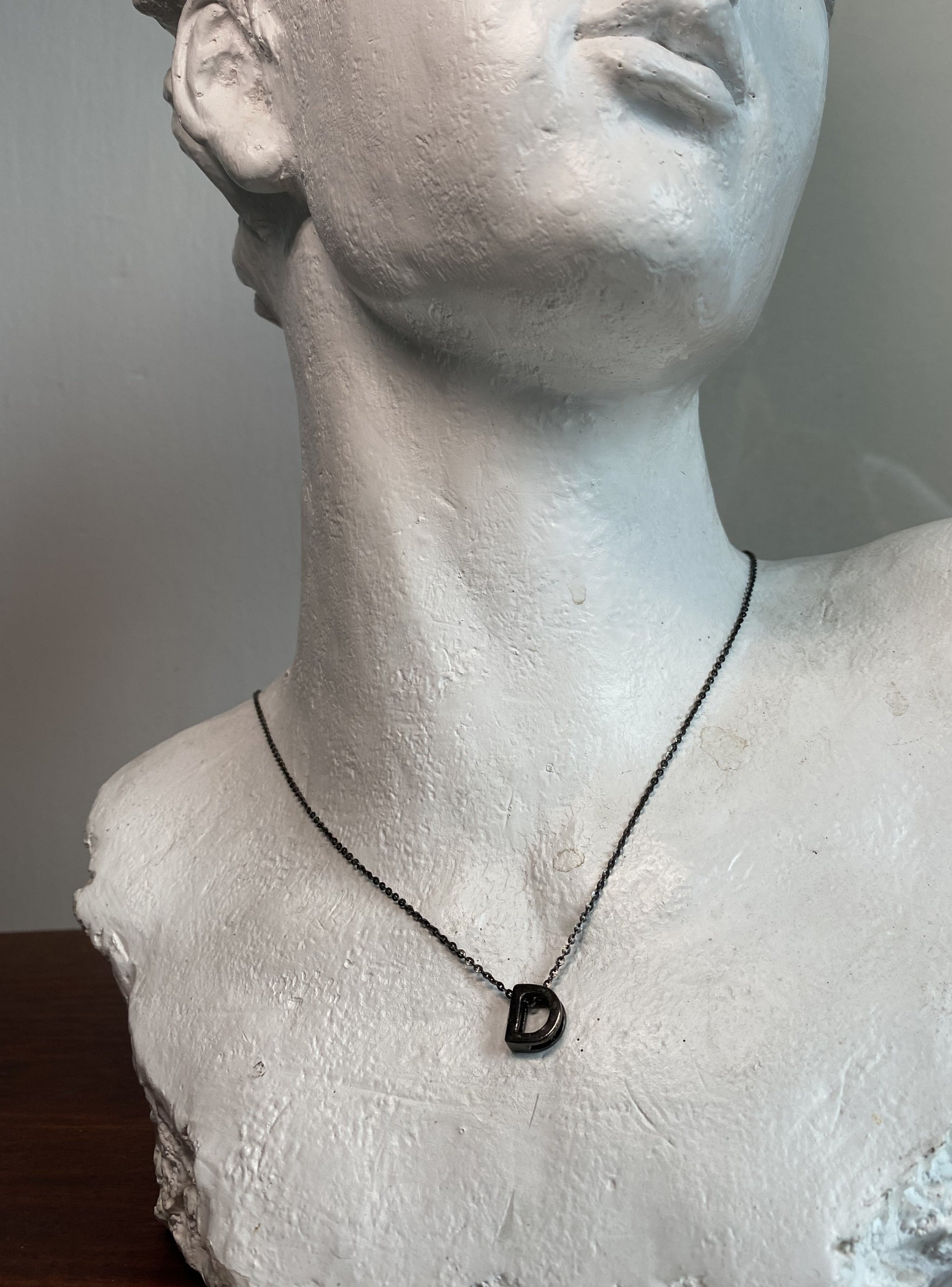 Collar INICIAL negro DELTUM